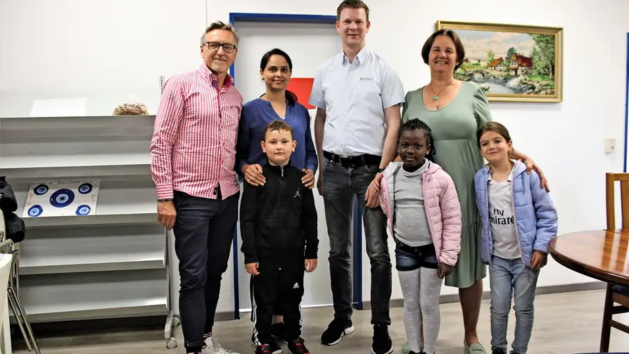 Nachhaltige Unterstützung: Ralf Helmrich, Präsident des Lions Club Burgdorf-Isernhagen (von links), BMGH-Sprachförderin Soyia Adina, Lions Club-Mitglied Sebastian Cramer und BMGH-Koordinatorin Ursula Wieker mit Kindern, die aktuell Sprachförderung bekommen