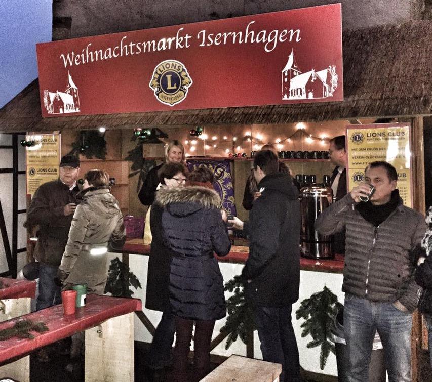 Den besten Glühwein des Weihnachtsmarkts gibt es bei den Lions